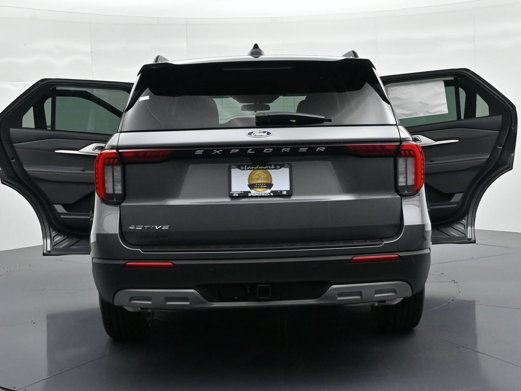 Ford Explorer Vehicle Full-screen Gallery Image 26