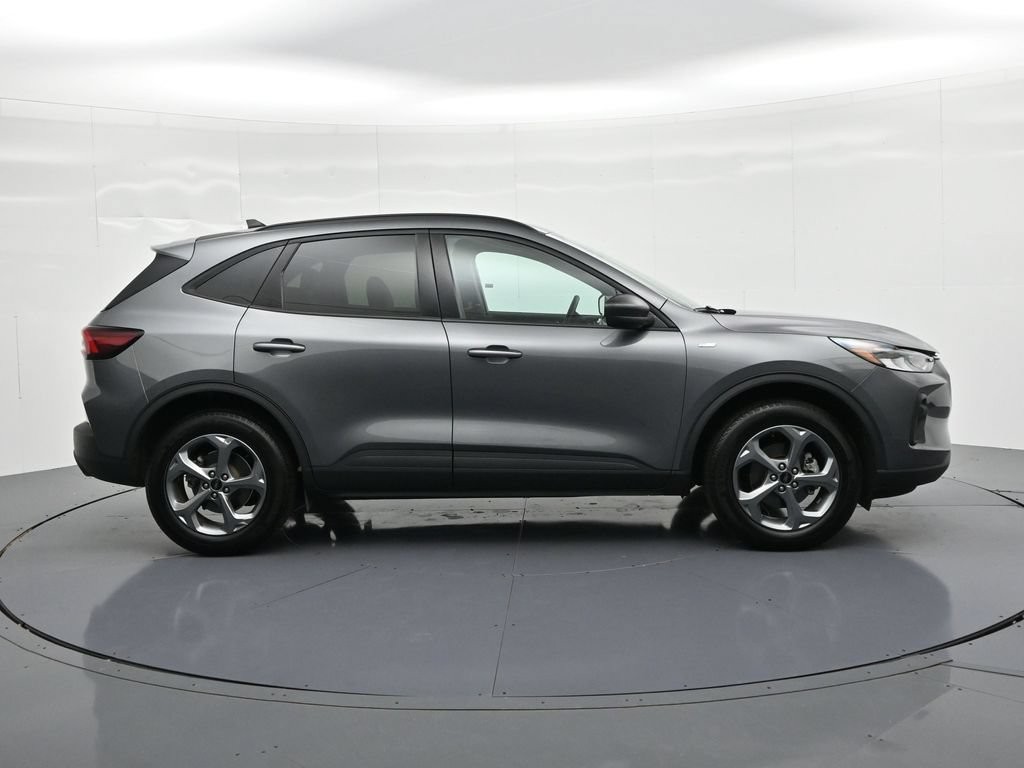Ford Escape Vehicle Full-screen Gallery Image 5