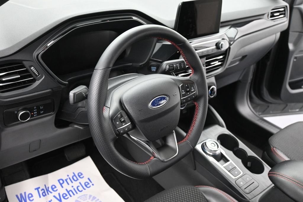 Ford Escape Vehicle Full-screen Gallery Image 15