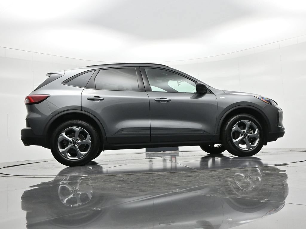 Ford Escape Vehicle Full-screen Gallery Image 23