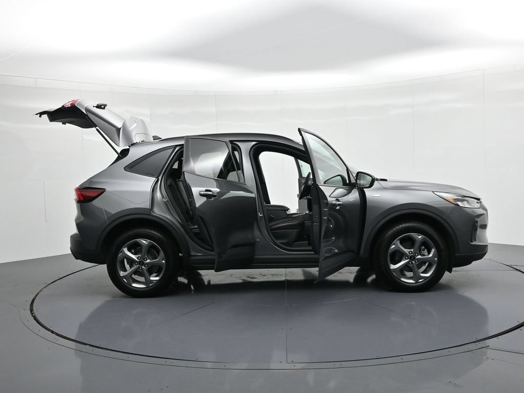 Ford Escape Vehicle Full-screen Gallery Image 24