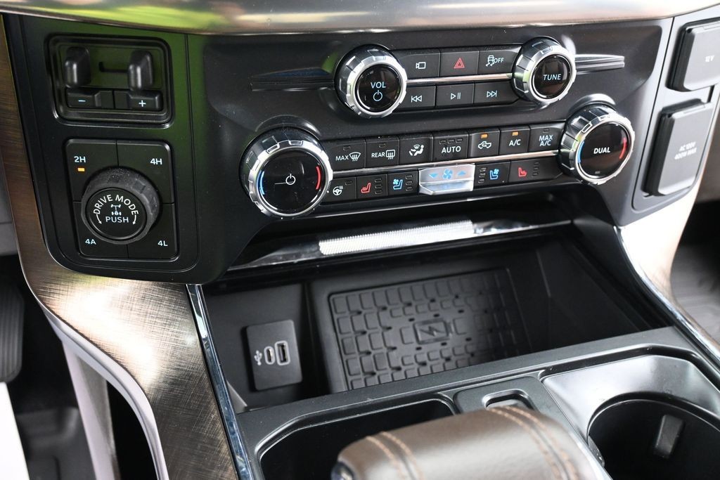 Ford F-150 Vehicle Full-screen Gallery Image 12