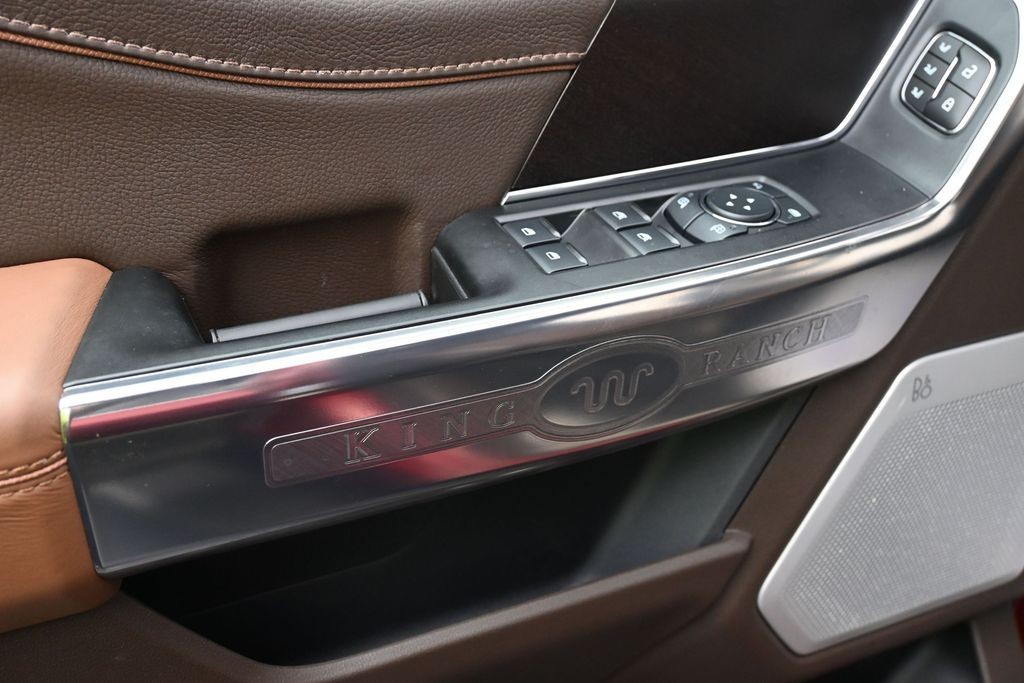 Ford F-150 Vehicle Full-screen Gallery Image 16