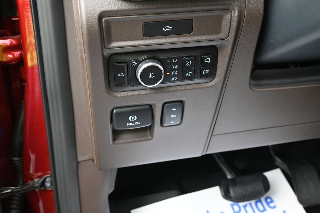 Ford F-150 Vehicle Full-screen Gallery Image 17