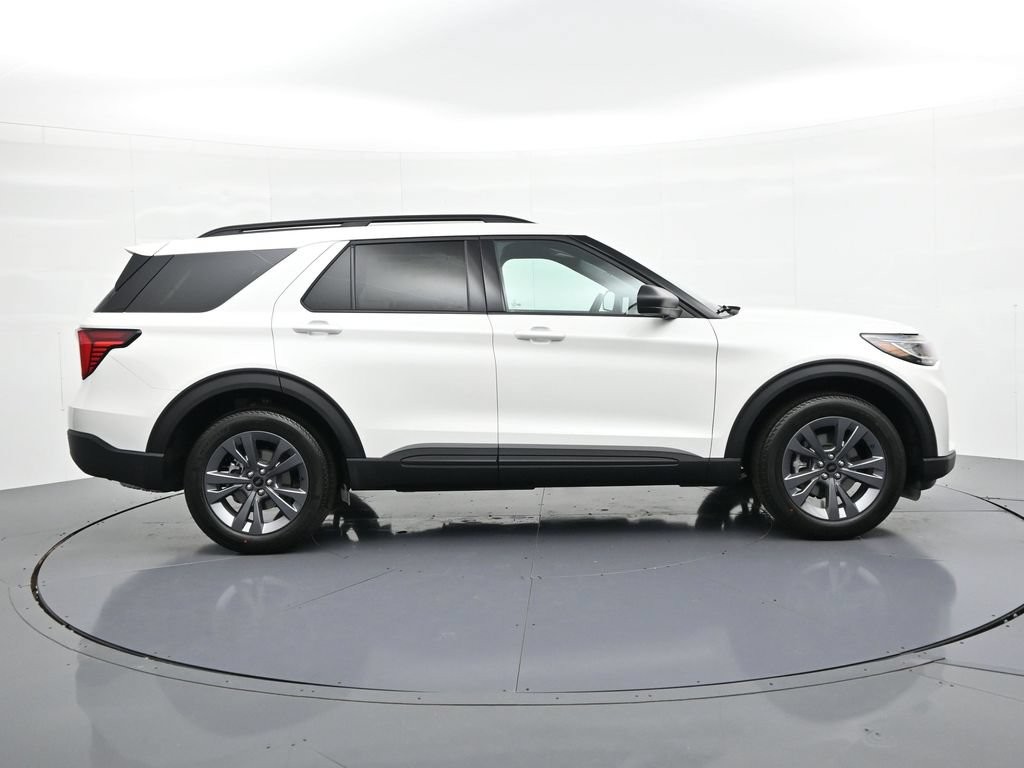 Ford Explorer Vehicle Full-screen Gallery Image 5