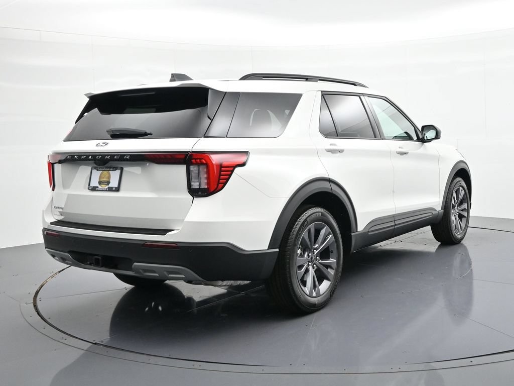 Ford Explorer Vehicle Full-screen Gallery Image 6