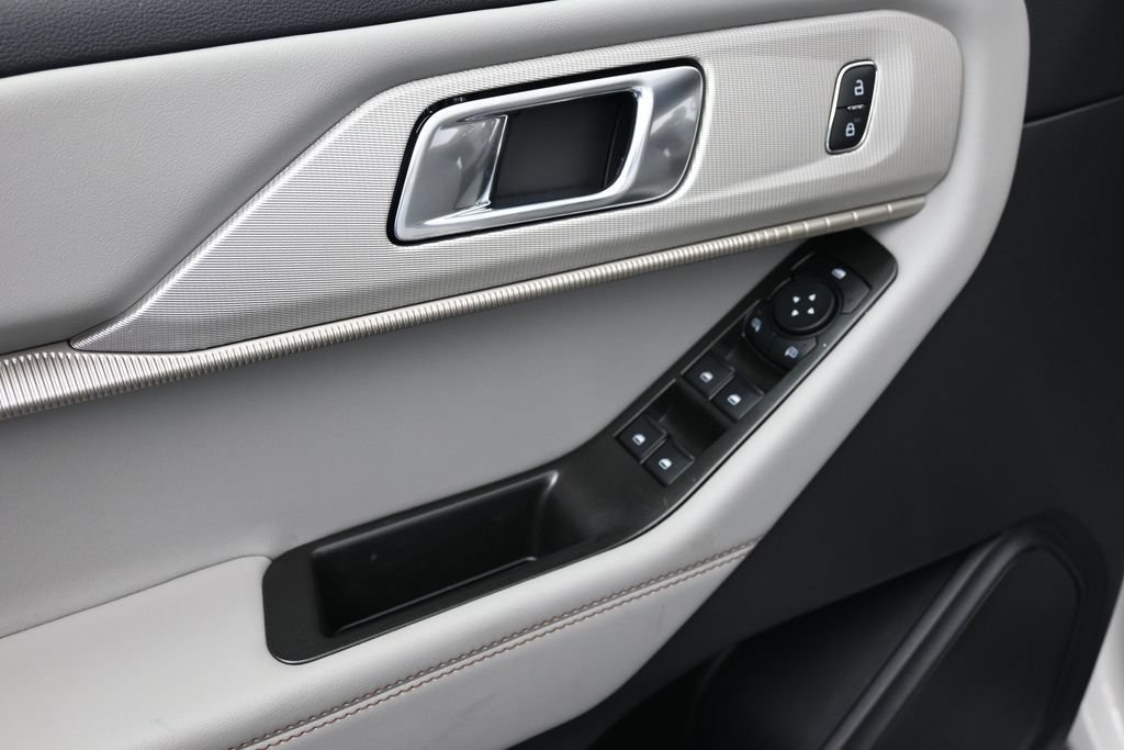 Ford Explorer Vehicle Full-screen Gallery Image 13