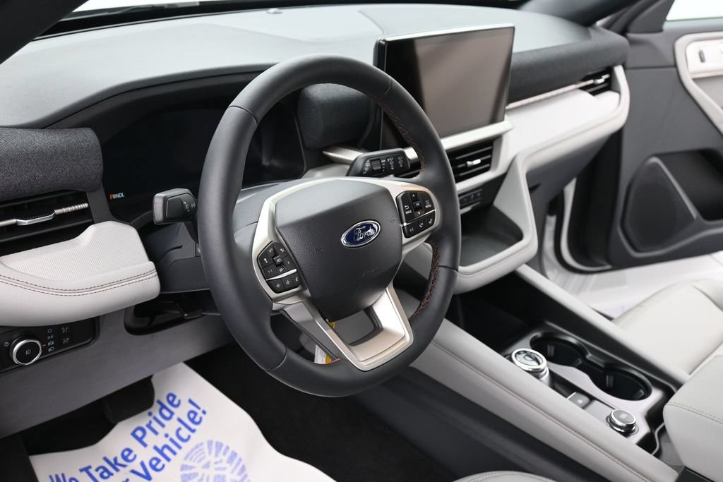 Ford Explorer Vehicle Full-screen Gallery Image 14