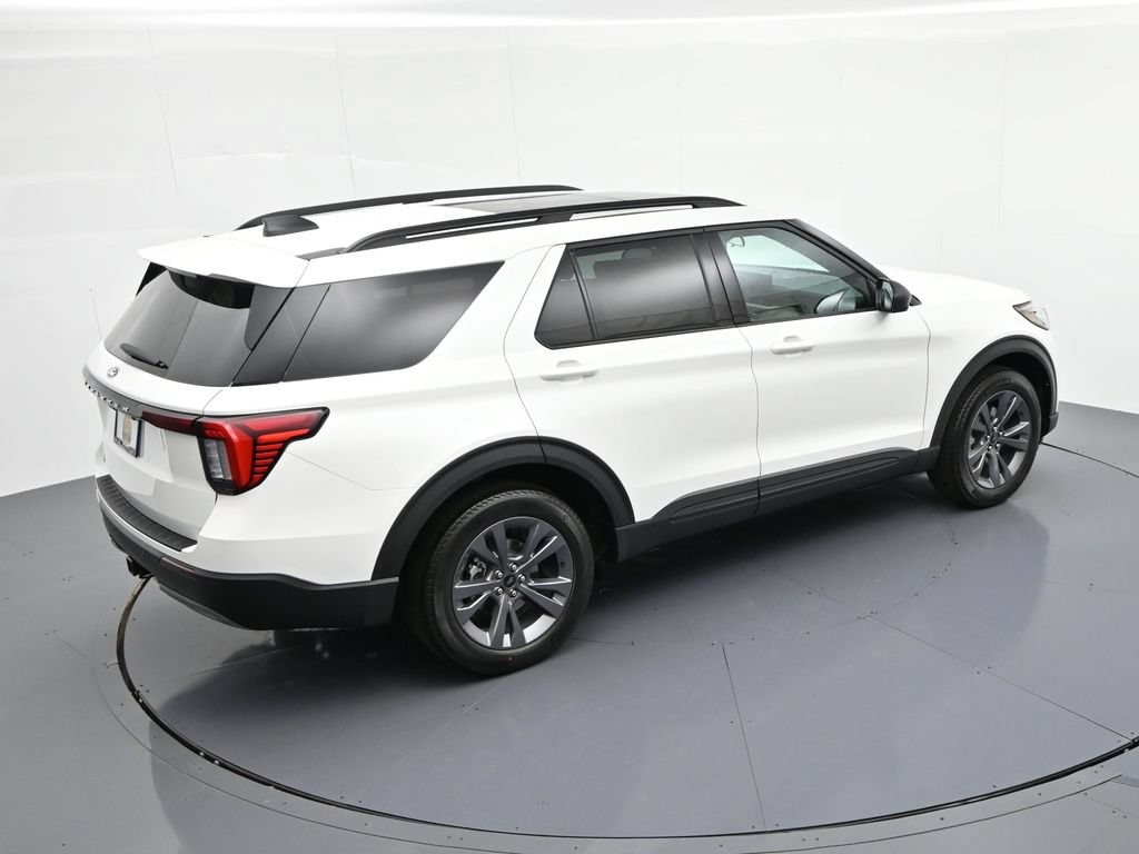 Ford Explorer Vehicle Full-screen Gallery Image 16