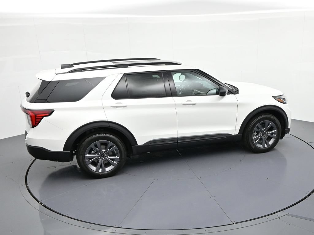 Ford Explorer Vehicle Full-screen Gallery Image 17