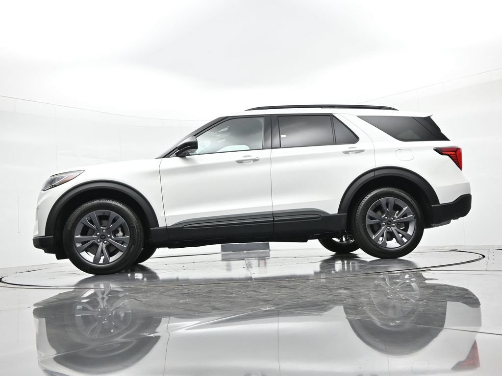 Ford Explorer Vehicle Full-screen Gallery Image 21