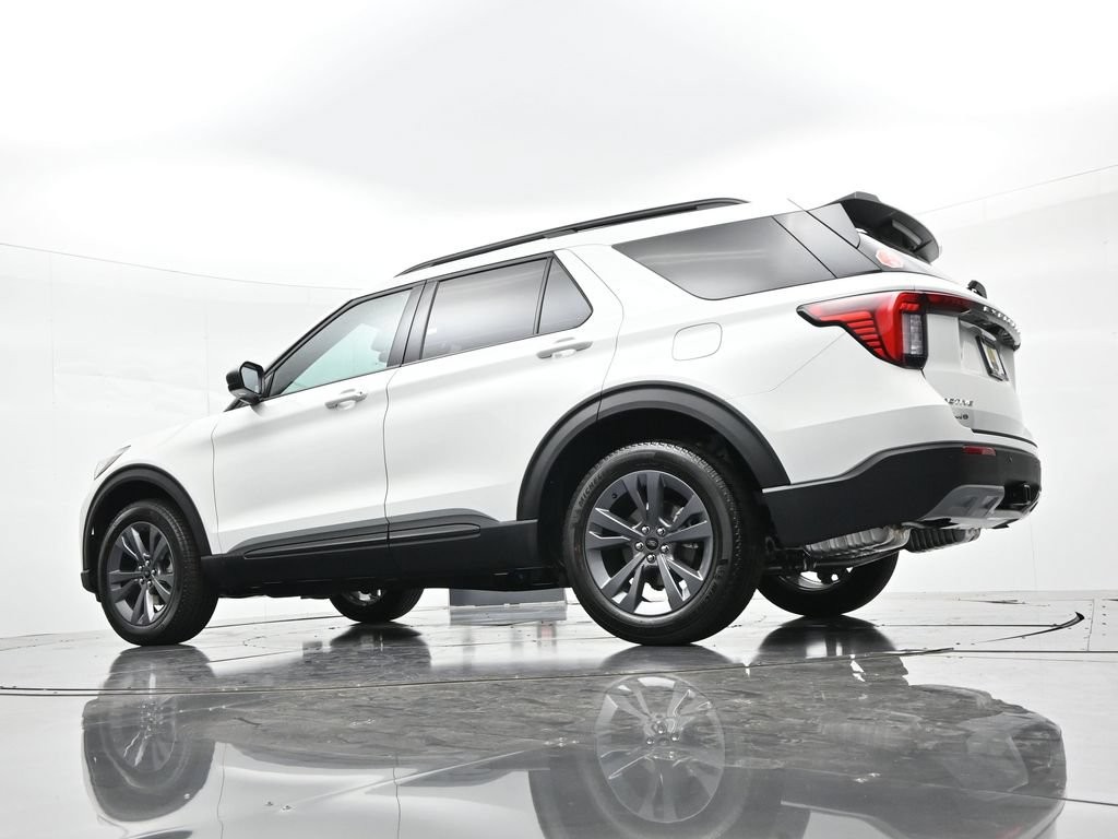 Ford Explorer Vehicle Full-screen Gallery Image 22