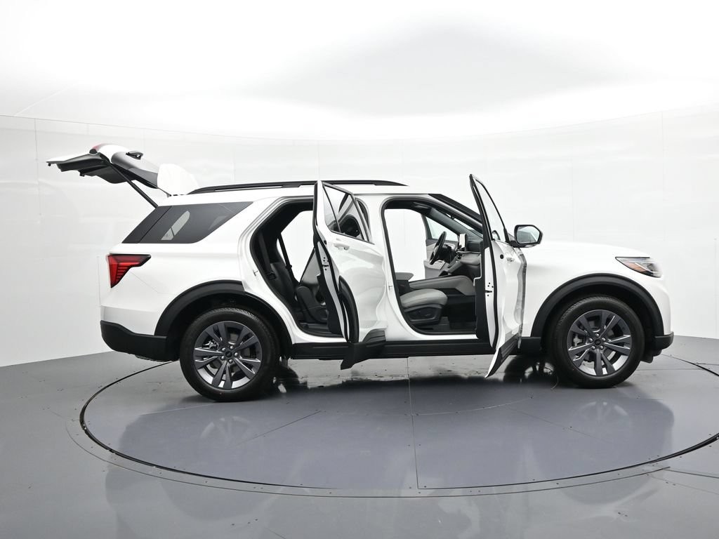 Ford Explorer Vehicle Full-screen Gallery Image 23