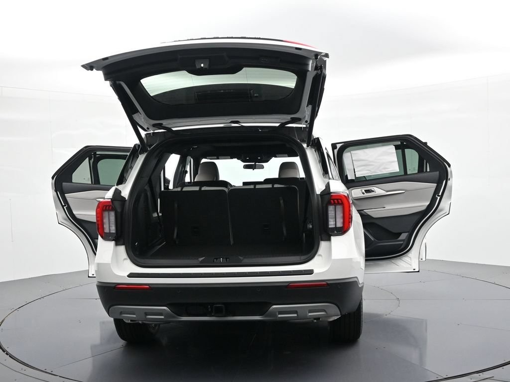 Ford Explorer Vehicle Full-screen Gallery Image 26