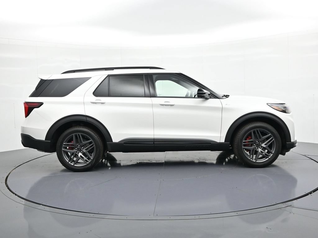 Ford Explorer Vehicle Full-screen Gallery Image 5