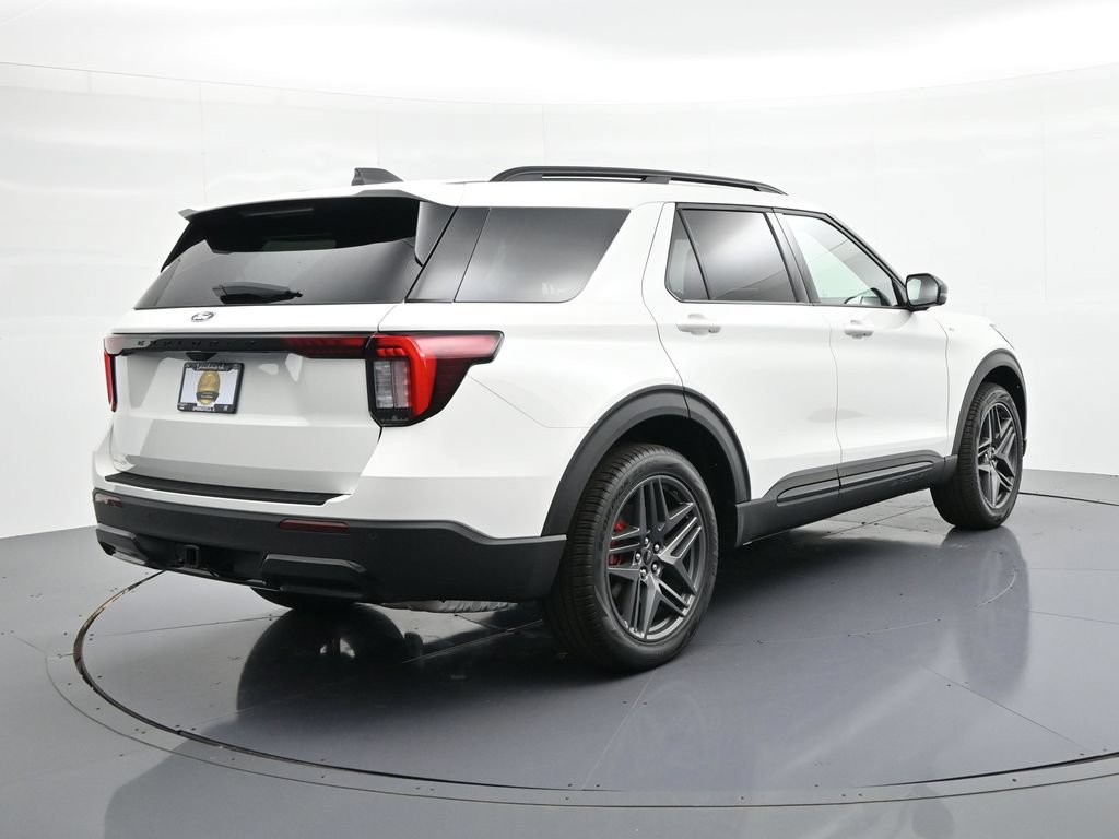 Ford Explorer Vehicle Full-screen Gallery Image 6