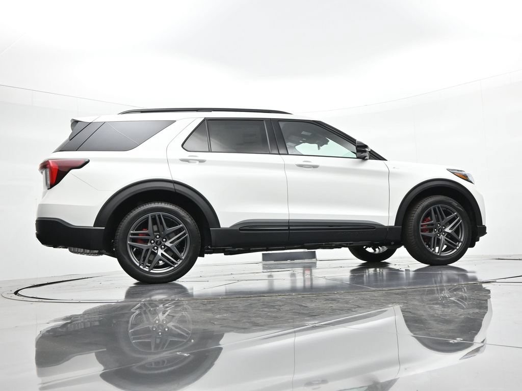Ford Explorer Vehicle Full-screen Gallery Image 22