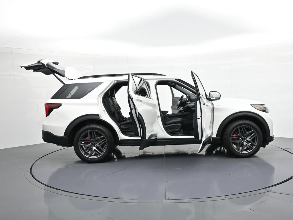 Ford Explorer Vehicle Full-screen Gallery Image 23