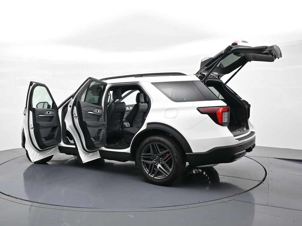 Ford Explorer Vehicle Full-screen Gallery Image 24