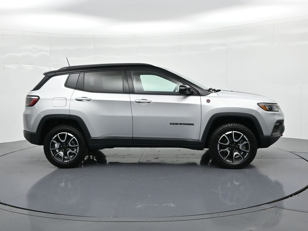 Jeep Compass Vehicle Full-screen Gallery Image 4