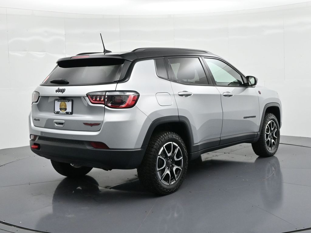 Jeep Compass Vehicle Full-screen Gallery Image 5