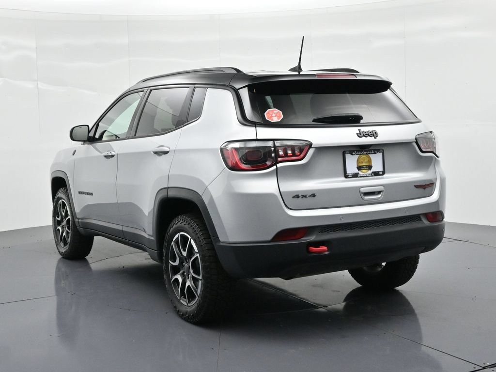 Jeep Compass Vehicle Full-screen Gallery Image 7