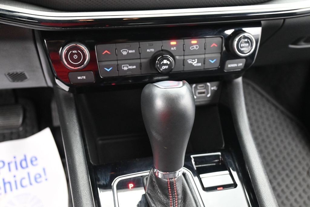 Jeep Compass Vehicle Full-screen Gallery Image 11