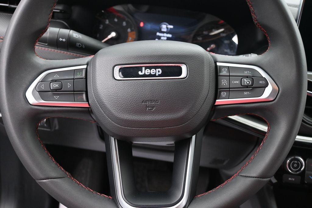 Jeep Compass Vehicle Full-screen Gallery Image 13