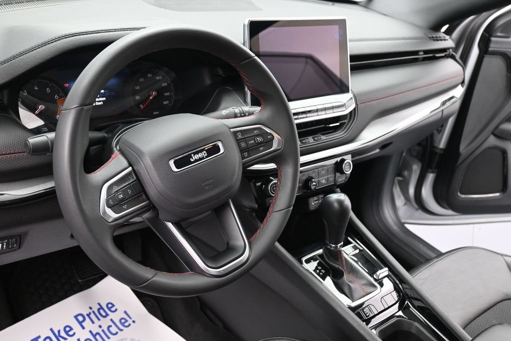 Jeep Compass Vehicle Full-screen Gallery Image 15