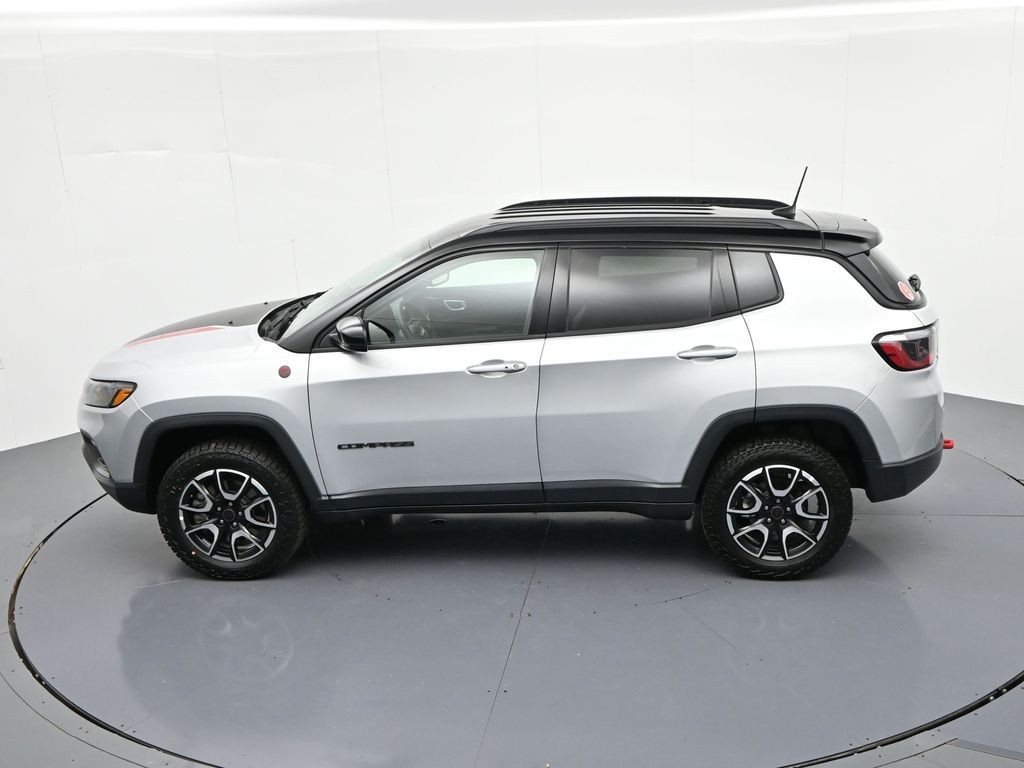 Jeep Compass Vehicle Full-screen Gallery Image 19