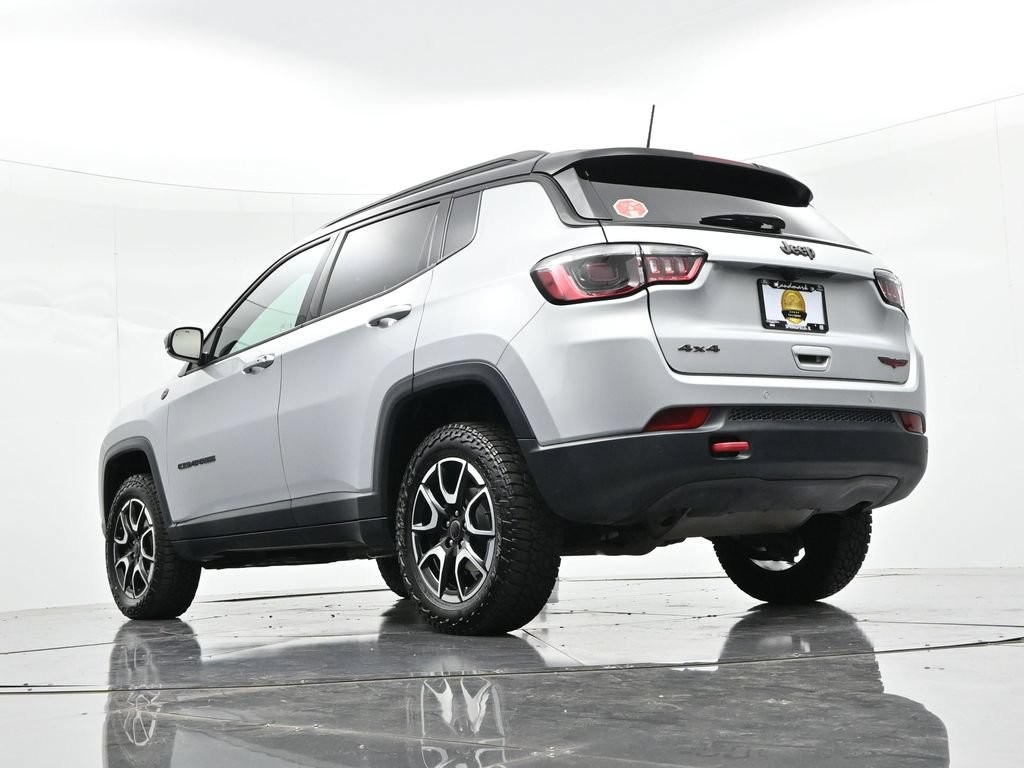 Jeep Compass Vehicle Full-screen Gallery Image 20