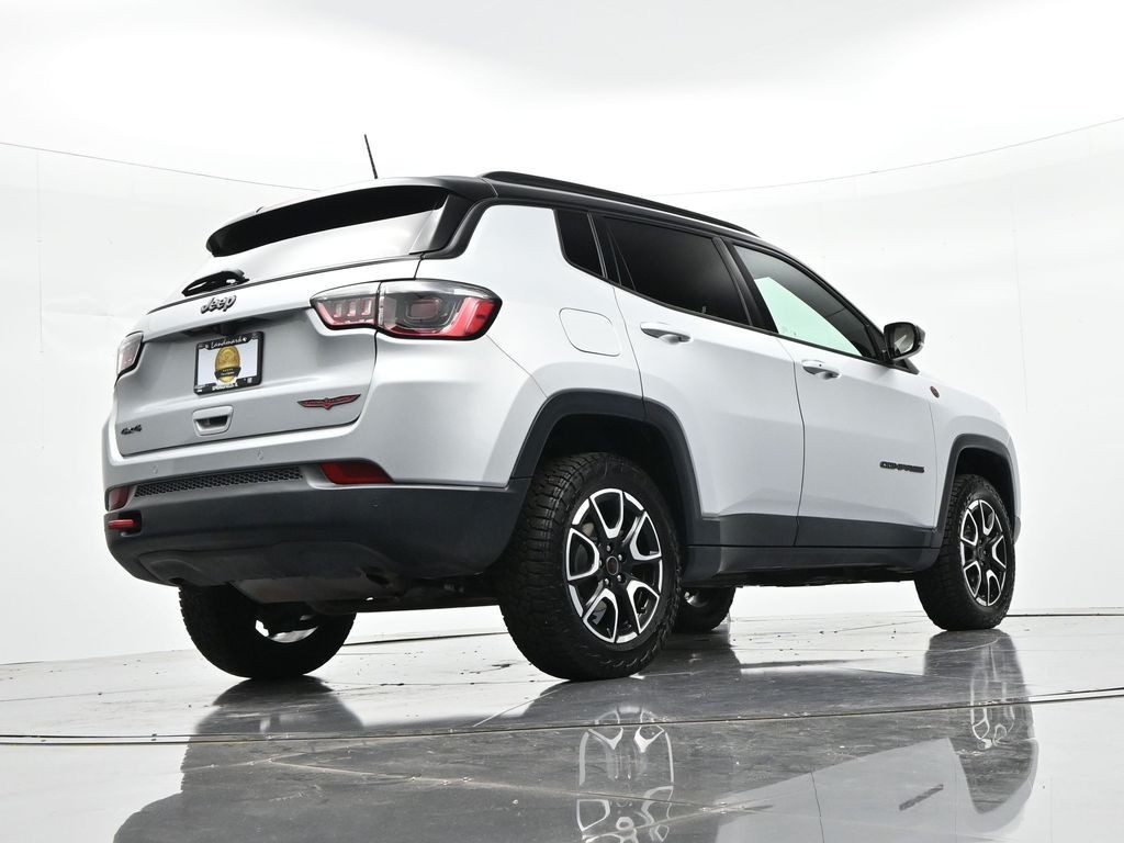 Jeep Compass Vehicle Full-screen Gallery Image 22