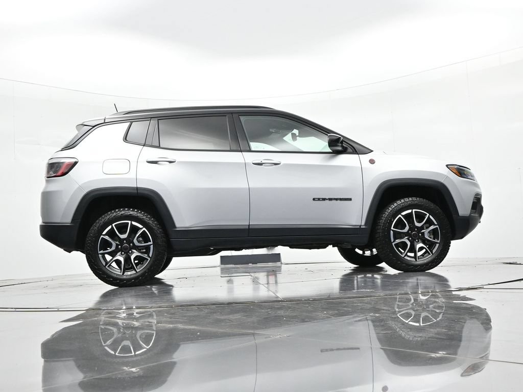 Jeep Compass Vehicle Full-screen Gallery Image 23