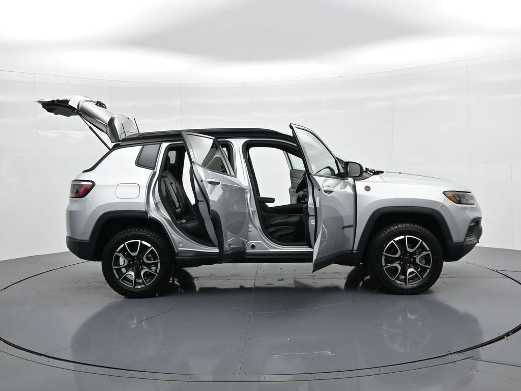 Jeep Compass Vehicle Full-screen Gallery Image 24