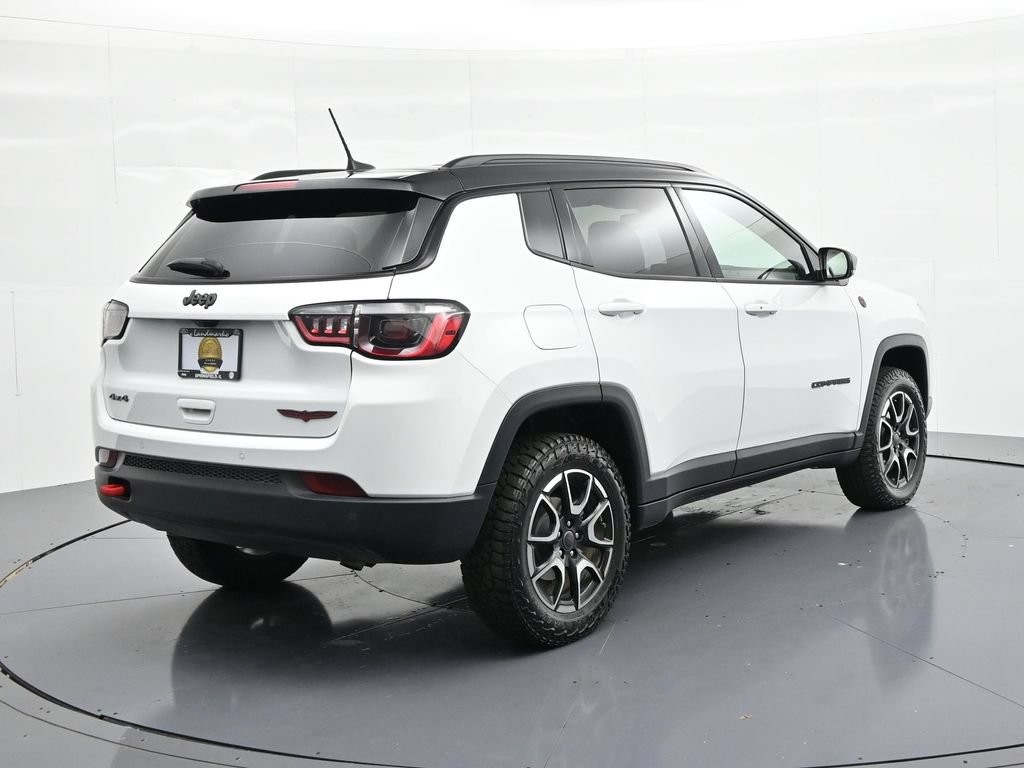 Jeep Compass Vehicle Full-screen Gallery Image 5