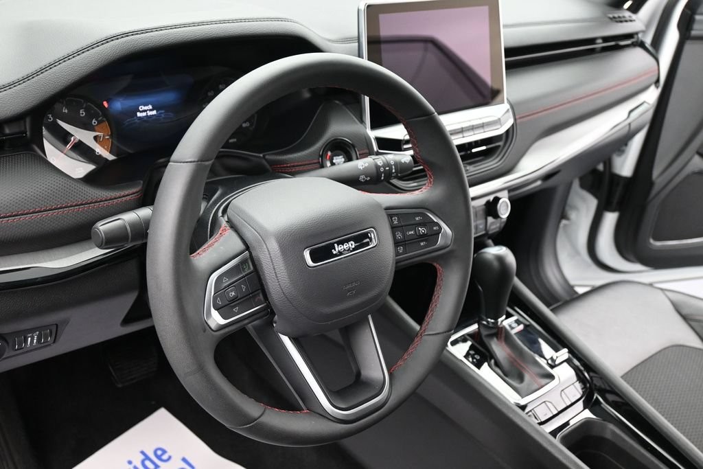 Jeep Compass Vehicle Full-screen Gallery Image 13