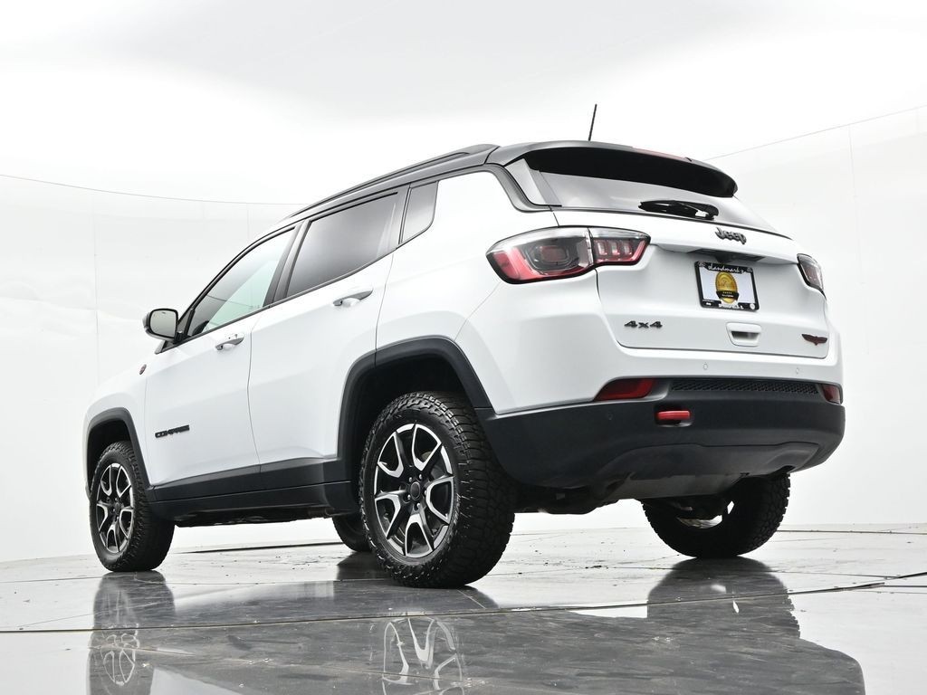 Jeep Compass Vehicle Full-screen Gallery Image 18