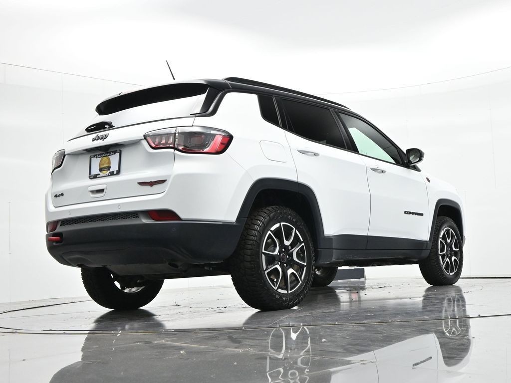 Jeep Compass Vehicle Full-screen Gallery Image 20