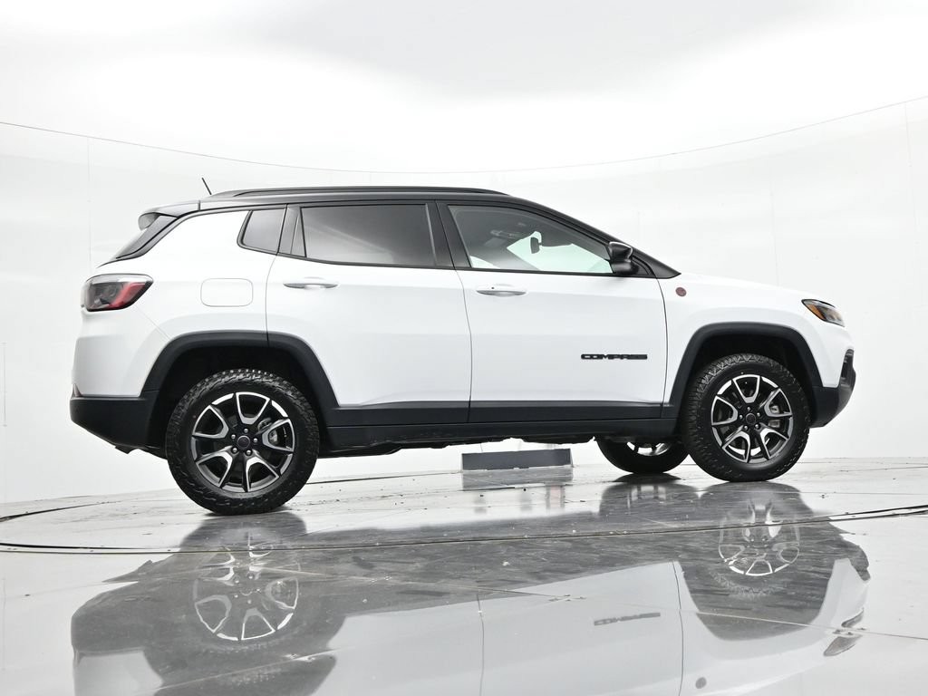 Jeep Compass Vehicle Full-screen Gallery Image 21