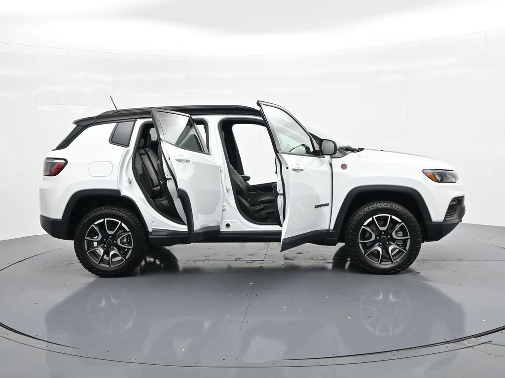 Jeep Compass Vehicle Full-screen Gallery Image 22