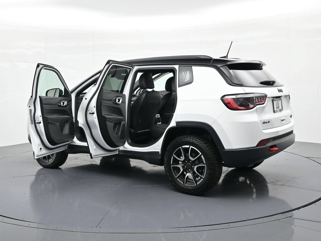 Jeep Compass Vehicle Full-screen Gallery Image 23