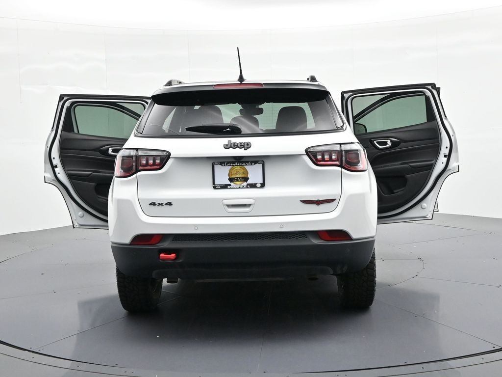 Jeep Compass Vehicle Full-screen Gallery Image 25