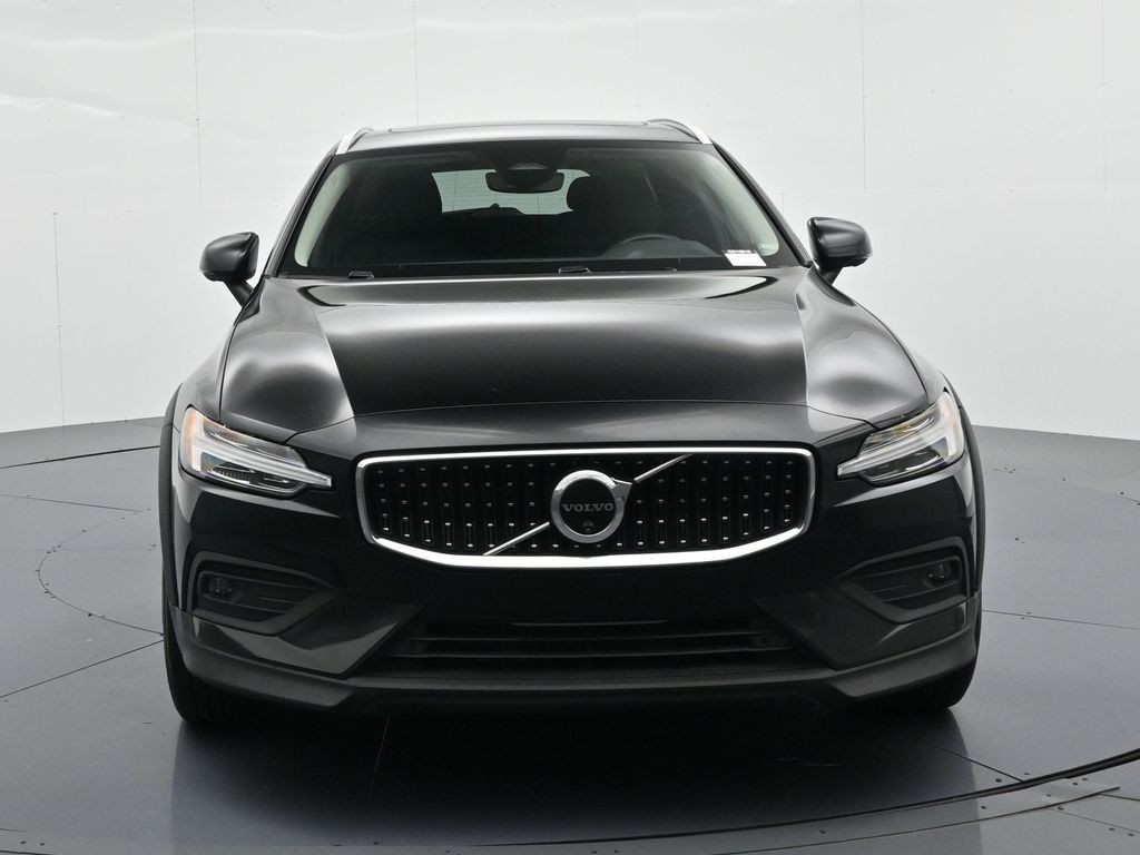 Volvo V60 Cross Country Vehicle Full-screen Gallery Image 2