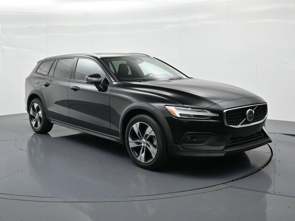 Volvo V60 Cross Country Vehicle Full-screen Gallery Image 3