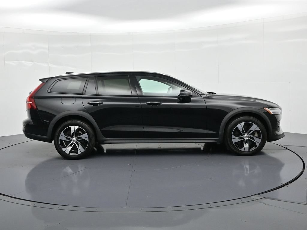 Volvo V60 Cross Country Vehicle Full-screen Gallery Image 4