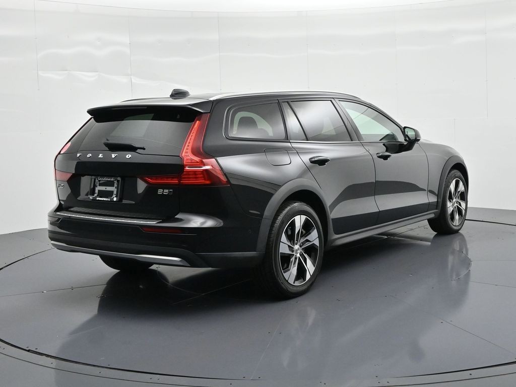 Volvo V60 Cross Country Vehicle Full-screen Gallery Image 5