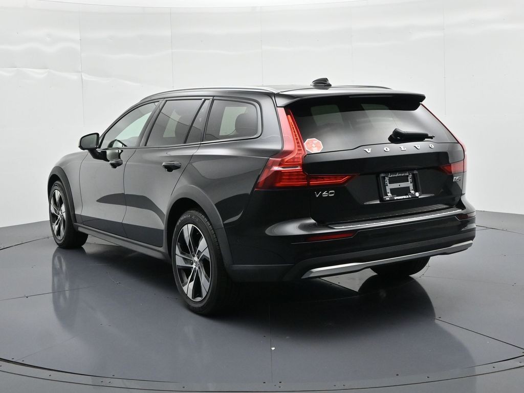 Volvo V60 Cross Country Vehicle Full-screen Gallery Image 7