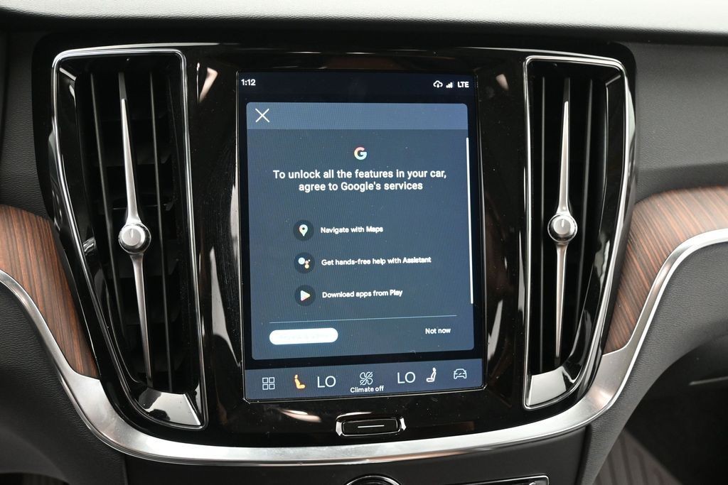 Volvo V60 Cross Country Vehicle Full-screen Gallery Image 9