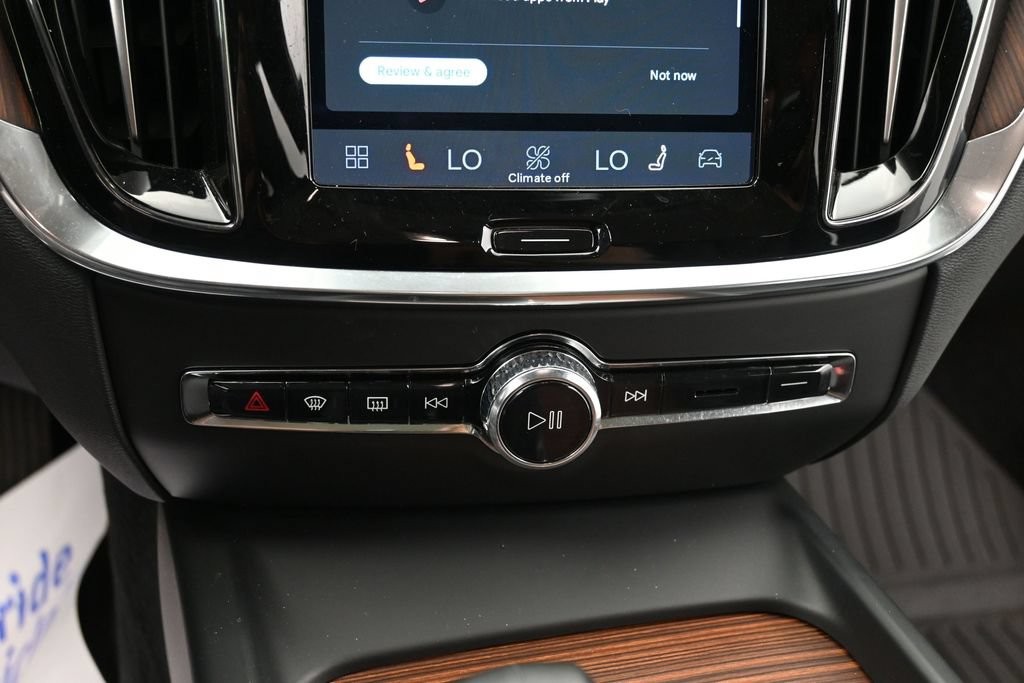 Volvo V60 Cross Country Vehicle Full-screen Gallery Image 10