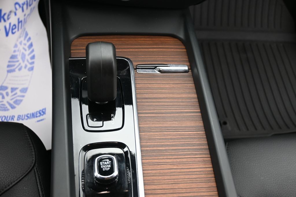 Volvo V60 Cross Country Vehicle Full-screen Gallery Image 11